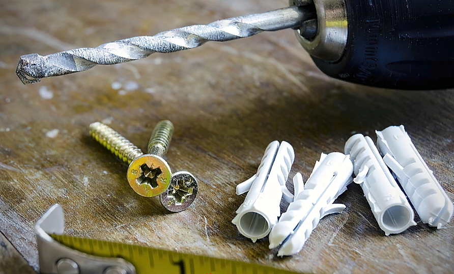 Самодельный дюбель из бумаги прочно удерживает метиз в стене