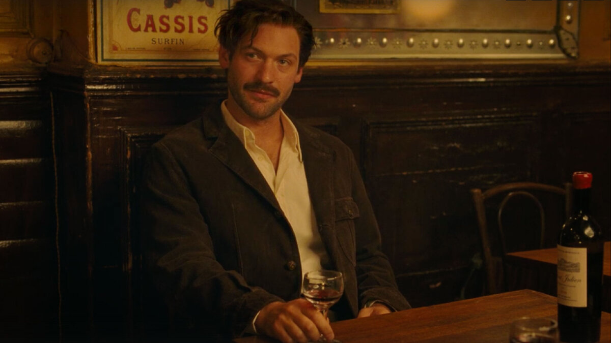 Эрнст Хемингуэй в ресторане Polydor в фильме «Полночь в Париже». Источник: www.kommersant.ru