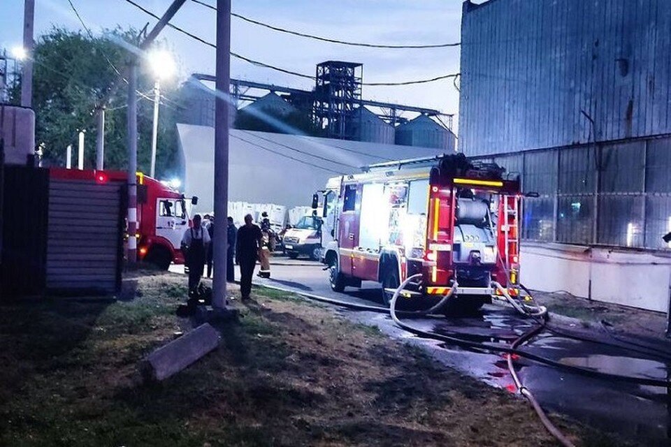     Пожар тушили около 2,5 часов. Фото: управление МЧС России по РО