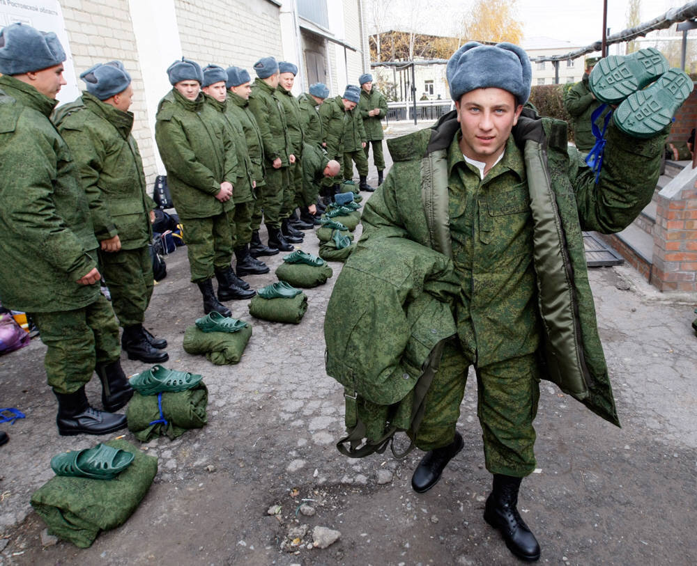 Попадая на службу, как по призыву, так и по контракту, все военнослужащие обеспечиваются государством необходимым вещевым имуществом.