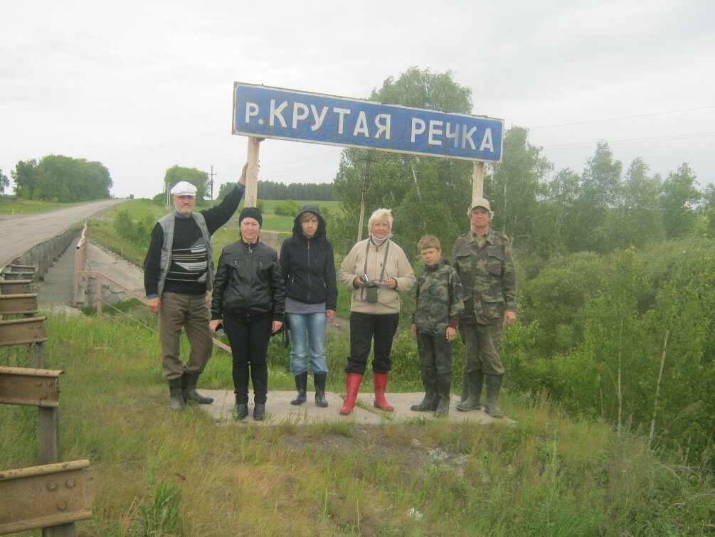Руководитель Ассоциации краеведов Челябинской области Т.Л. Корецкая с коллегами  в ходе осмотра Крутой речки в 2016 году.