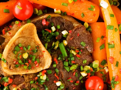 Тушеная говяжья голень благодаря розмарину, чесноку и манго приобретает фантастический вкус.