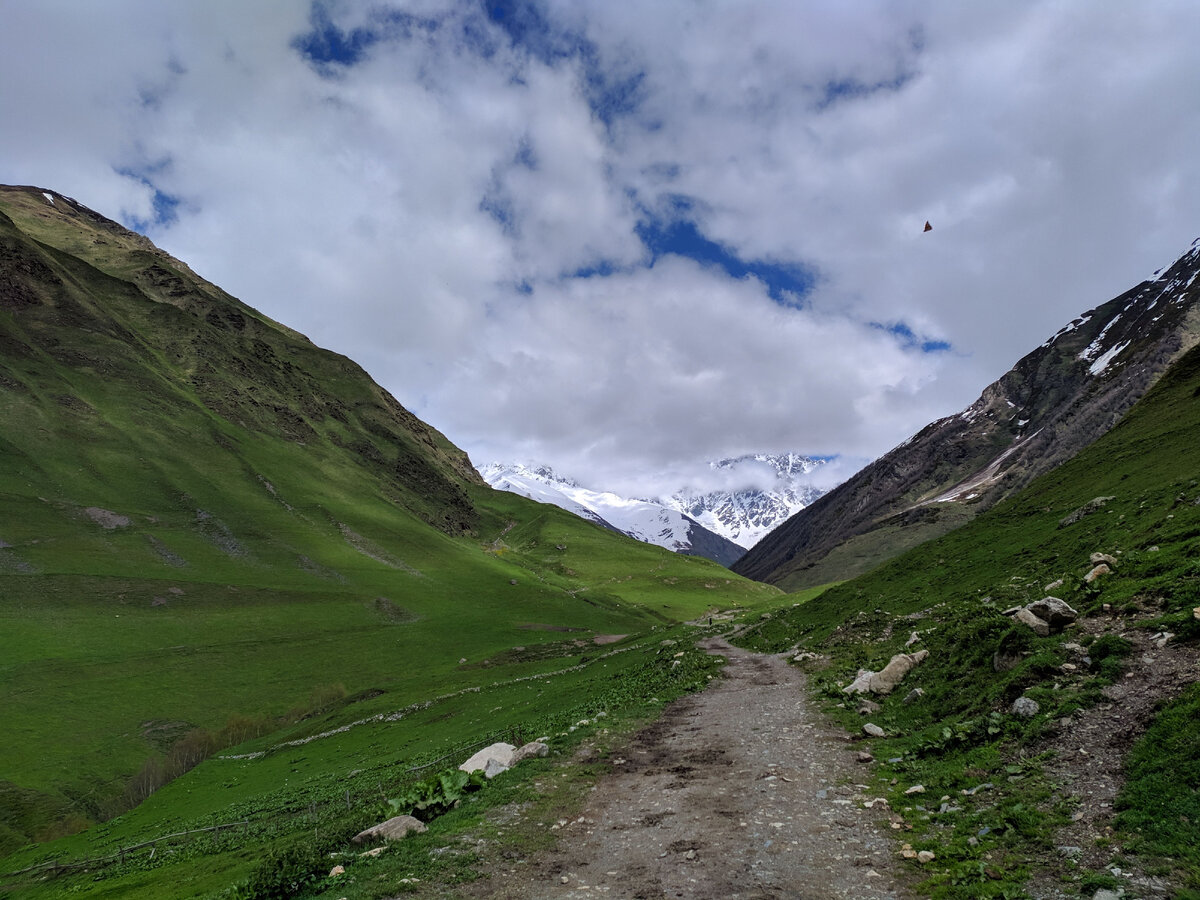 Край тысячи башен — так называют Сванетию. Именно благодаря своим устремившимся в небо средневековым каменным сооружениям, этот небольшой горный регион снискал себе славу далеко за пределами Грузии. Конечно, рассказывая про Сванетию, нельзя не упомянуть и красивейшую кавказскую природу, и вкуснейшую кавказскую кухню, и невероятное кавказское гостеприимство — здесь всё это присутствует в изобилии. Так что совсем неудивительно, что именно Сванетия считается квинтэссенцией всей Грузии.