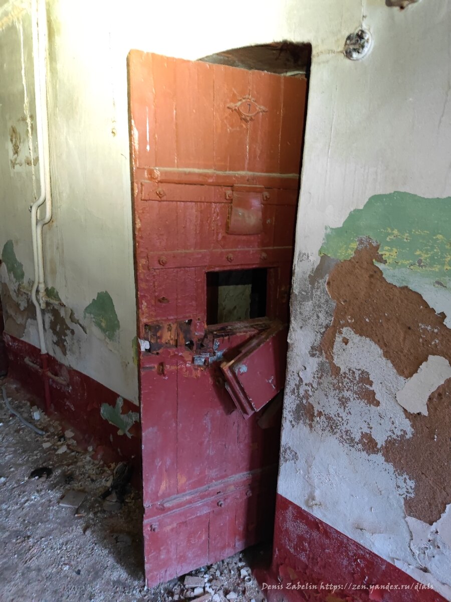 Заброшенная тюрьма-изолятор с камерами, вещами и артефактами тюремной ...