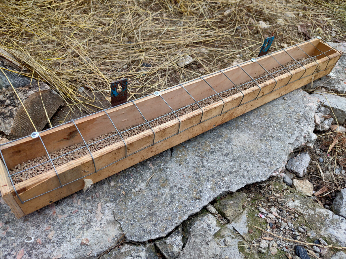 Размер кормушки: 78 см в длину и по 8 см в ширину и высоту