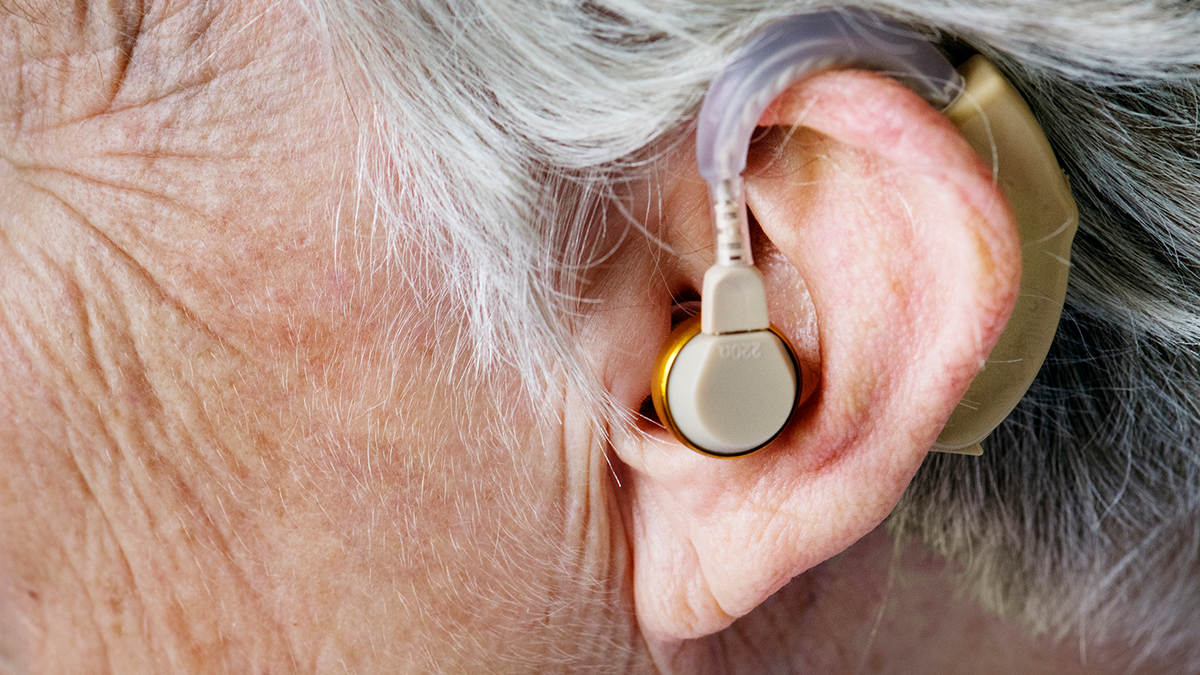 Помощь пожилому человеку при нарушениях слуха. Hearing Aid слуховой аппарат. Слуховые аппараты для пожилых. Знаменитости со слуховым аппаратом.