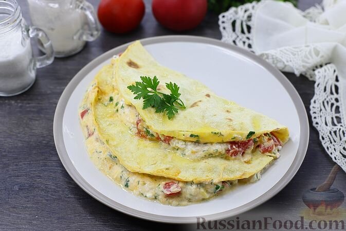 лаваш тонкий (лепёшки тонкие), сыр твёрдый, творог (5 %), помидоры, зелень свежая (укроп, петрушка), масло сливочное, соль, перец чёрный молотый