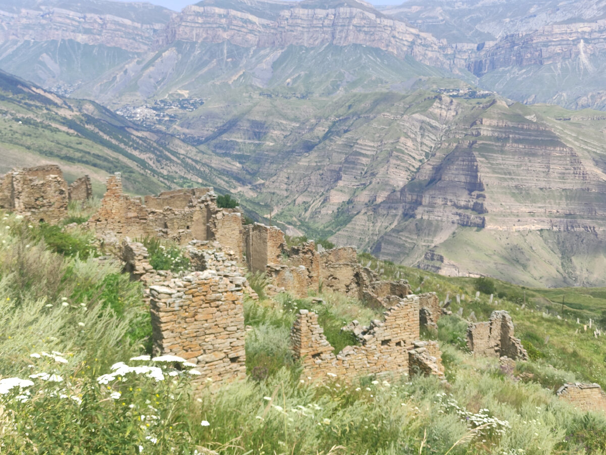 В Гоор практически нет старых домиков. Больше руины.