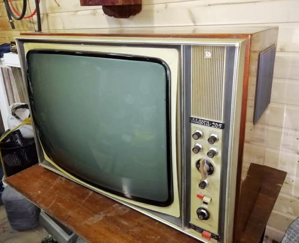 Фото "родненького" телека, не мой, но похож... Адрес размещения фото:https://20-wek.ru/page/Ladog_192/