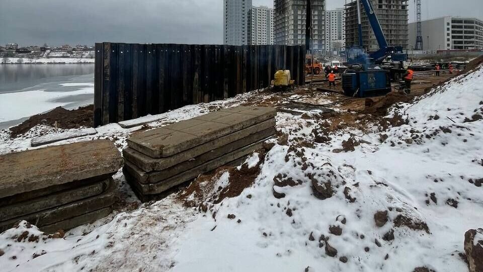     В Набережных Челнах на место строительства новой развязки под мостом через река Мелекеска выехал мэр города Наиль Магдеев. Все работы должны выполнить до 1 июня 2023 года.
