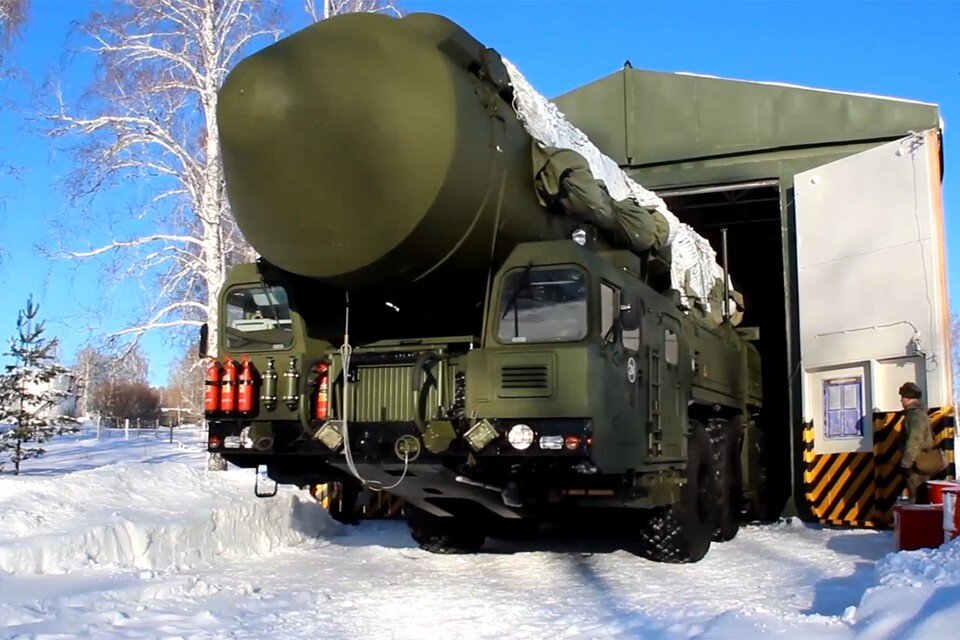     Автономные пусковые установки подвижных грунтовых ракетных комплексов (ПГРК) «Ярс». Скриншот видео минобороны РФ