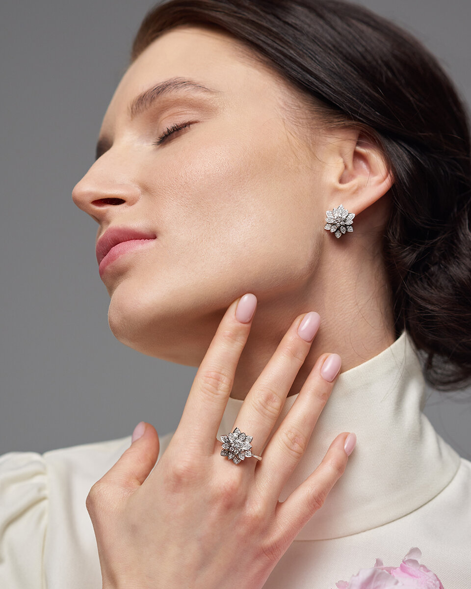 Гарнитур "Хризантема", ювелирный дом RODIS, белое золото, прозрачные бриллианты высшей категории