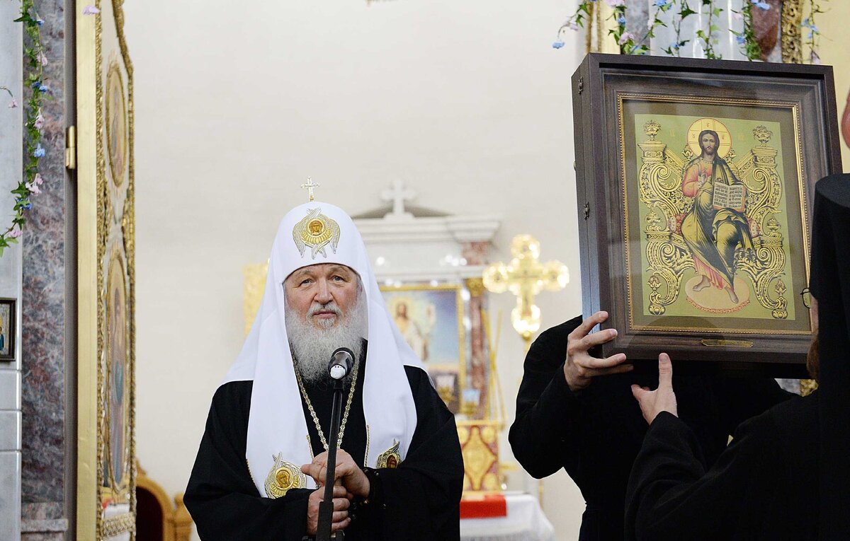 Вот она – самая популярная и любимая всеми нами икона Христа Вседержителя. Источник: https://foto.patriarchia.ru/news/patriarshiy-vizit-v-kurganskuyu-mitropoliyu-poseshchenie-bogoyavlenskogo-khrama-kurgana/