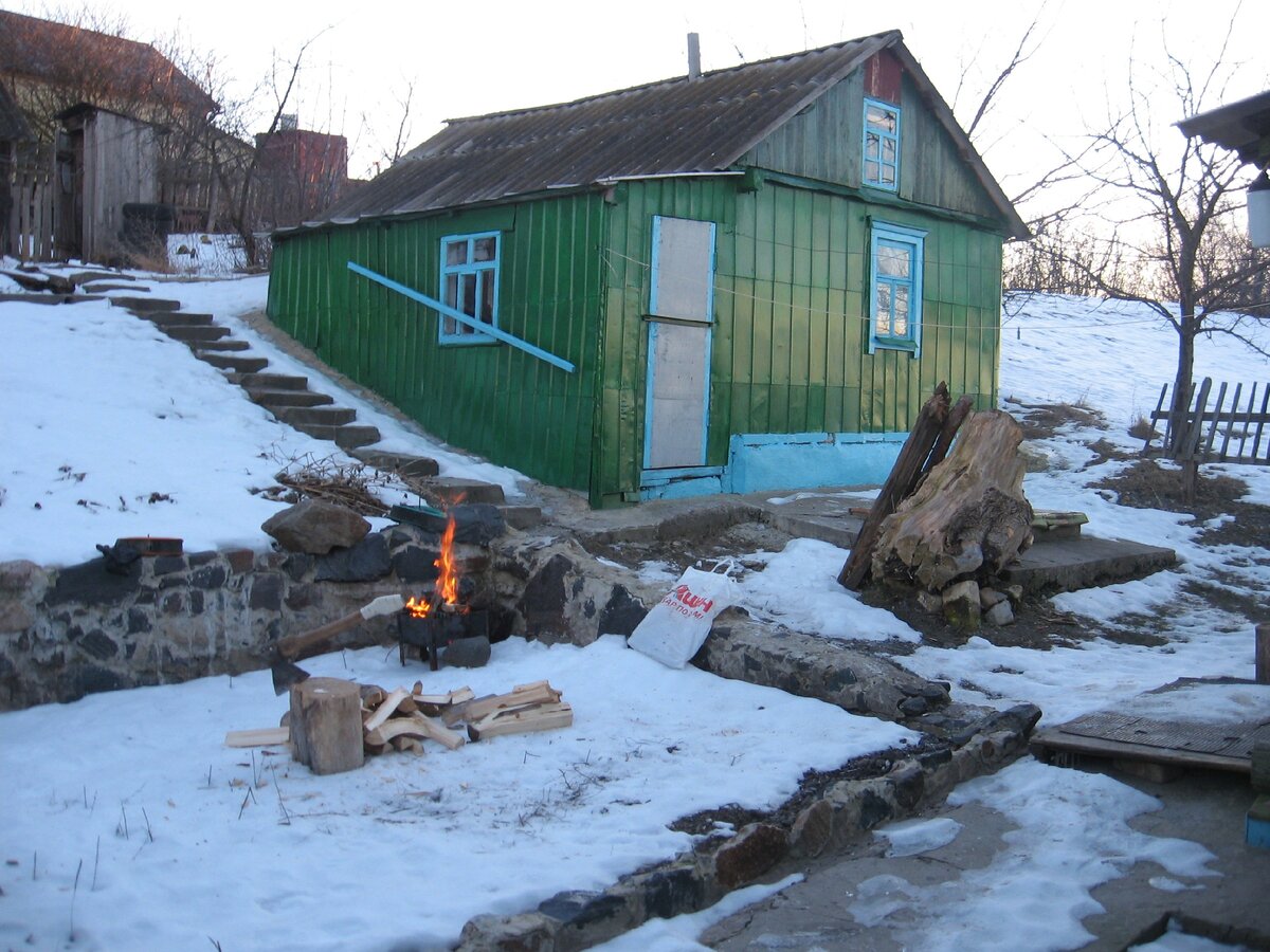 Времянка с входом в погреб.
