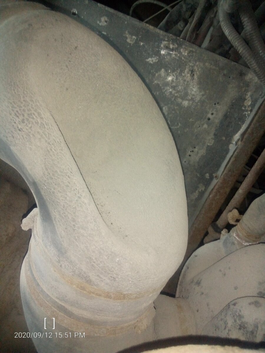 Патрубок между воздушным фильтром и турбиной.