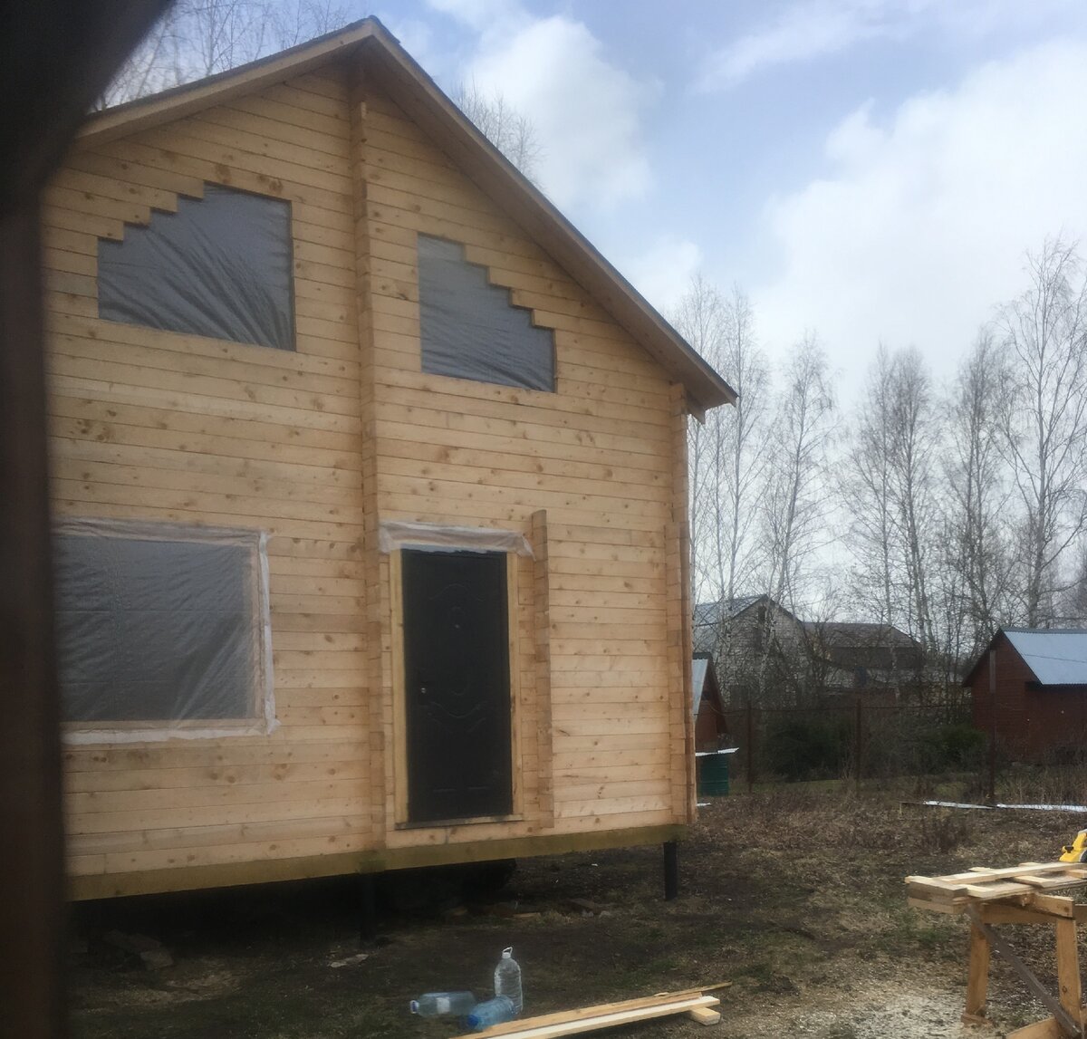 Новый дом пока не жилой - поселились в бытовке