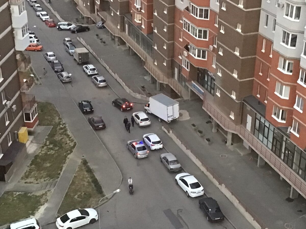 Спасибо соседям, Ситроен отъезжает, чтобы Газель могла выехать.