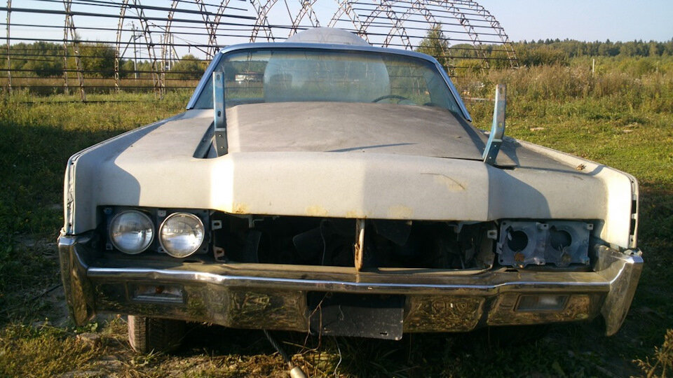 Полный размер
Линкольн Континенталь кабриолет 1967.
