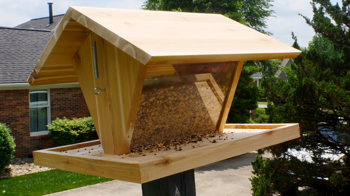 Кормушка для птиц в форме домика