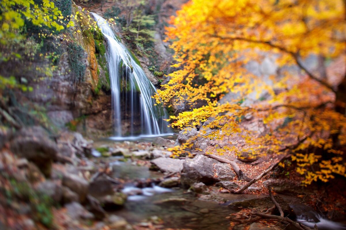 Водопад серебряные струи осенью