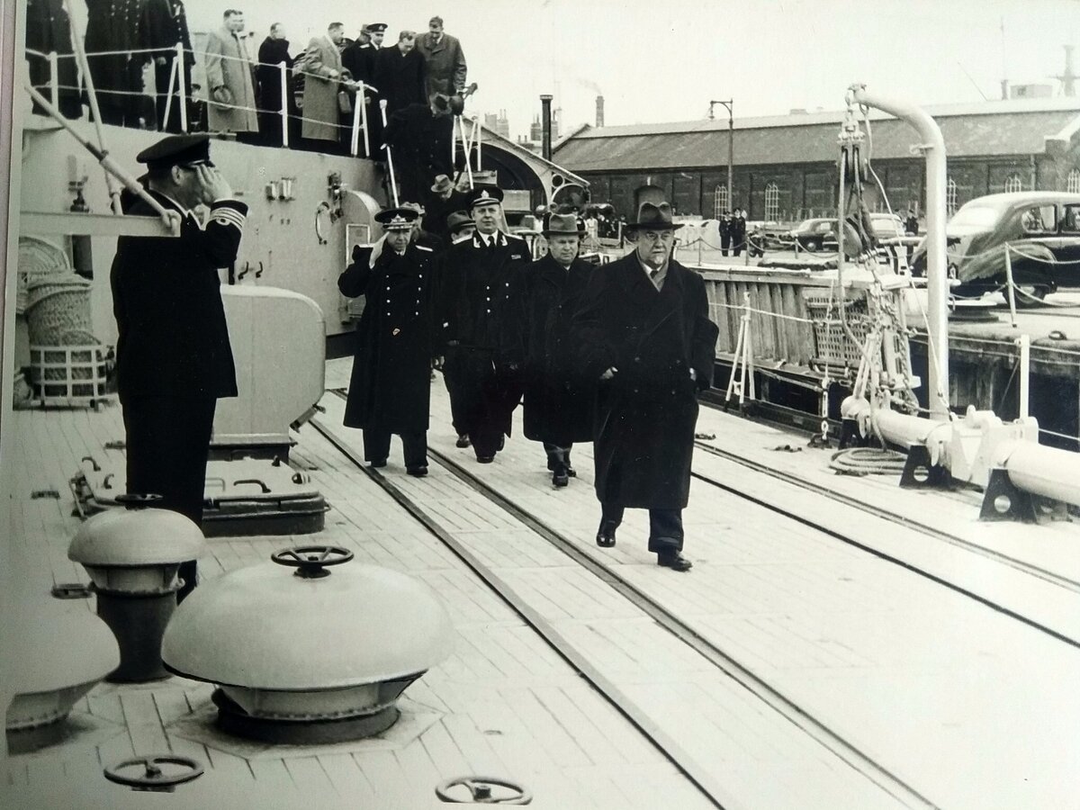 Фото  Главы СССР Никиты Сергеевича Хрущева (второй после Булганина). 