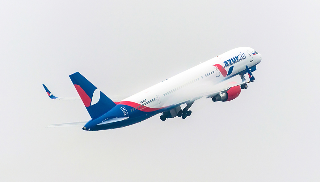 "Самолет авиакомпании Azur Air набирает высоту"