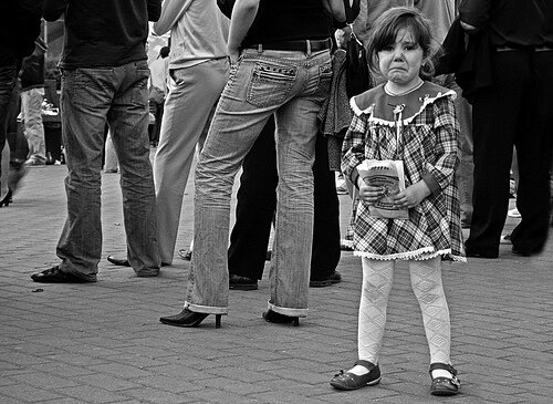   Гордиться глазами или грудью бабушки, статью и улыбкой отца, "породистым носом"дедушки  - моветон…  Сменить родовую фамилию из-за неблагозвучности или из прихоти, -стало повальным увлечением. Особенно этим "балуются" артисты  и другие публичные личности.  Отдаление от рода  поддерживает и пластическая хирургия и тату-культура.   В эпоху квантового перехода "перекраивать" внешность и даже менять пол  стало  трендом. Принадлежность к какому-то роду, к фамилии для русских была едва ли не главной характеристикой личности. Свою родню народ знал до 4 -7 колен. Сейчас вряд ли….  Слава Богу, у русских  сохраняется отчество, хотя, корпоративная культура  многих офисов, (заимствованная у Европы и Америки),  запрещает столь уважительное обращение к коллегам.