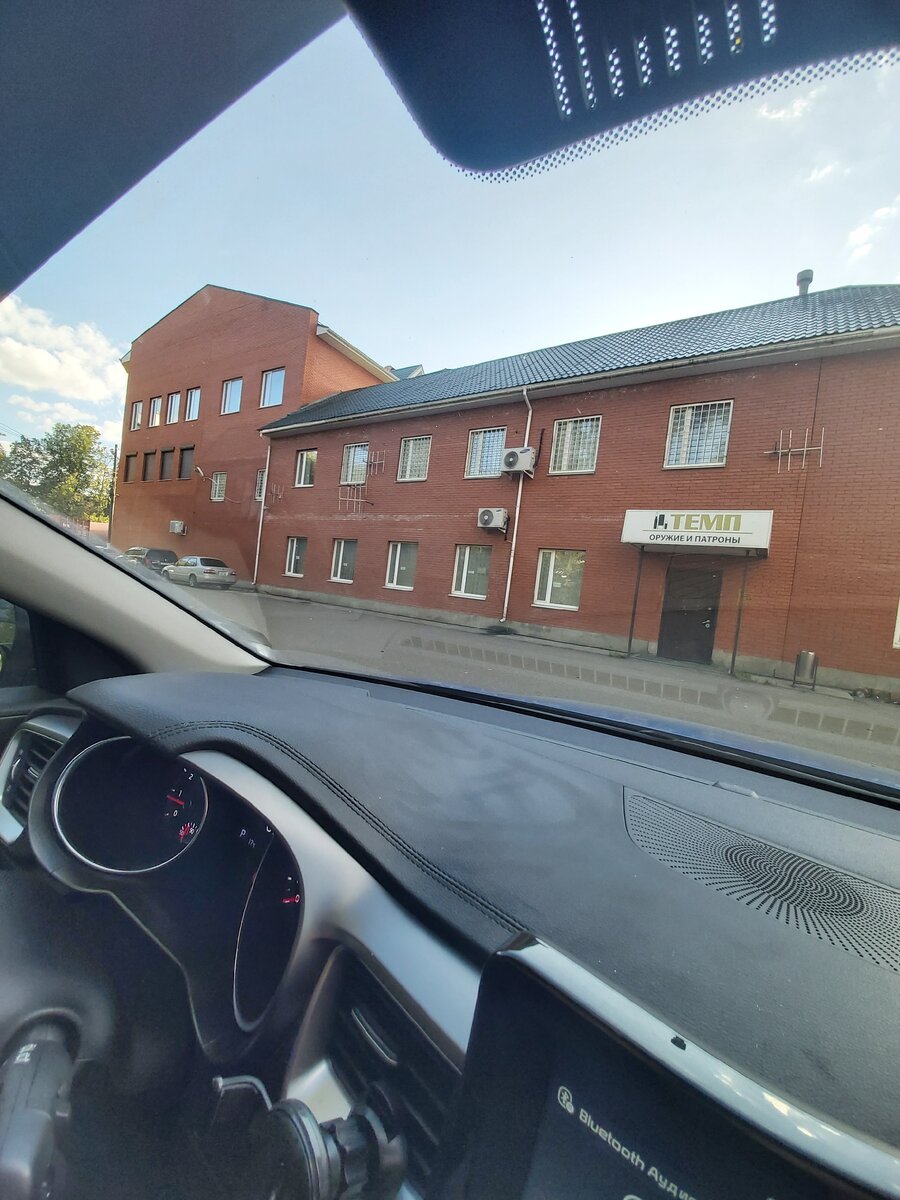 Старое помещение, слева новое трехэтажное.