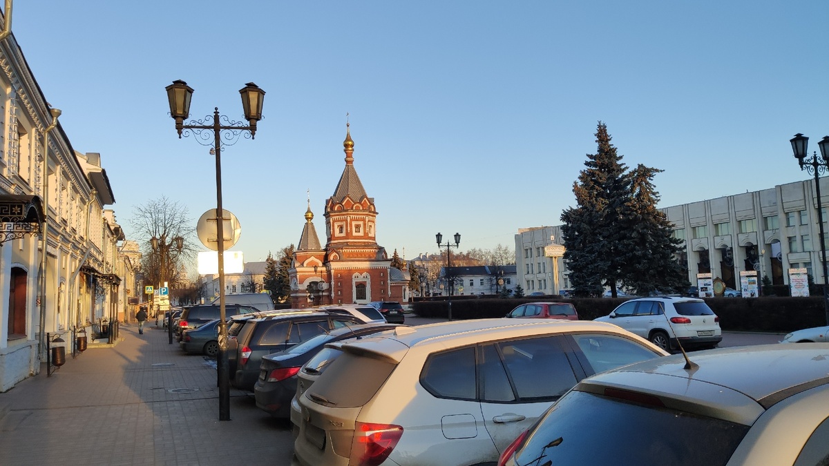 Автомобильная парковка в городе. 