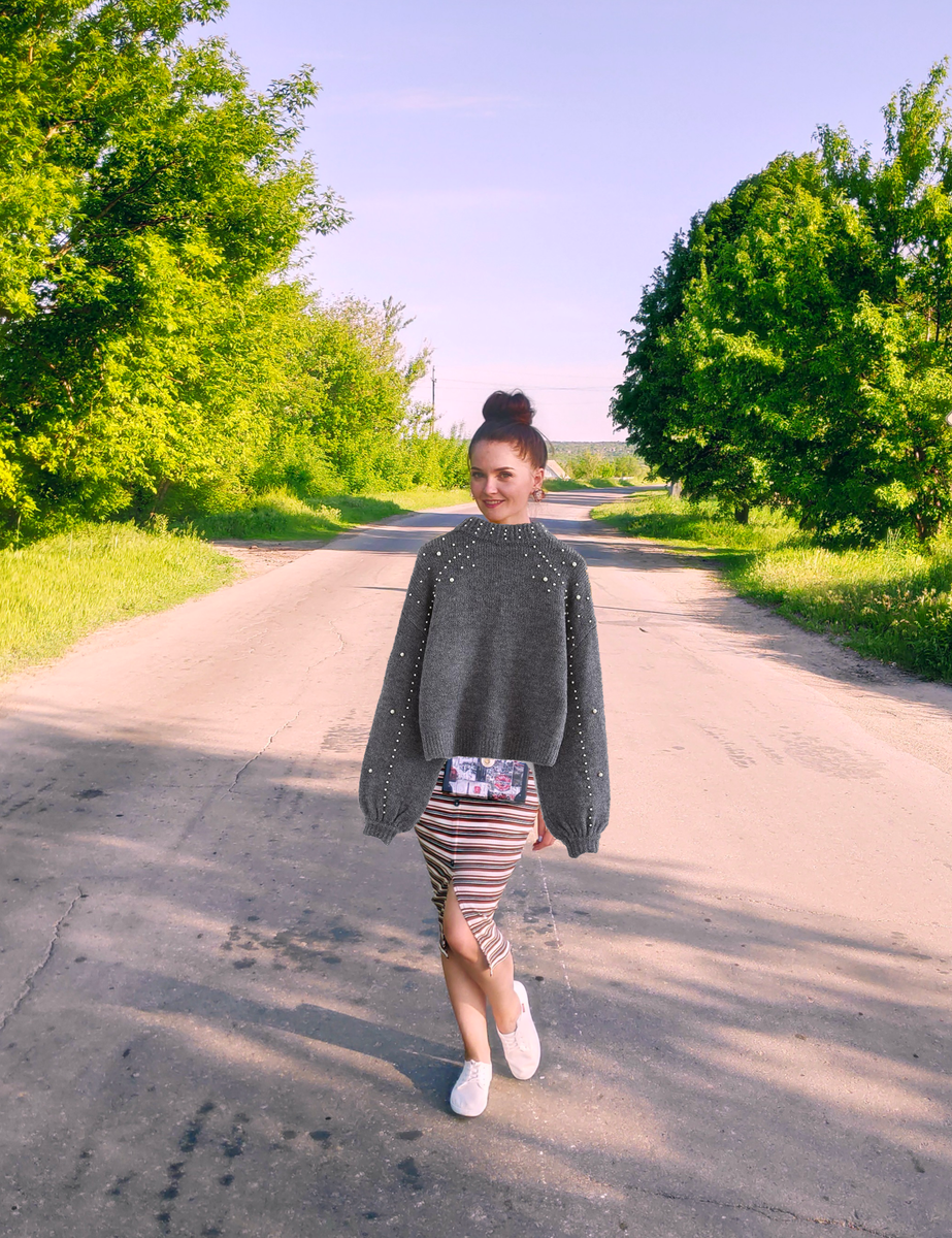 Нет у меня ни фото в этом свитере, ни нормального фото, к которому можно «прифотошопить» свитер😆 Рукава кстати были и правда длинноваты, что создавало дополнительные неудобства 🤷🏻‍♀️