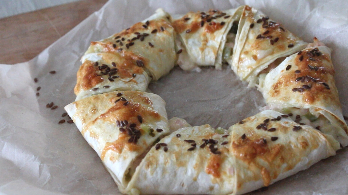 Пирог из лаваша с сыром, колбасой и маринованными огурцами - очень вкусный и оригинальный завтрак для всей семьи. Очень вкусно! Попробуйте!