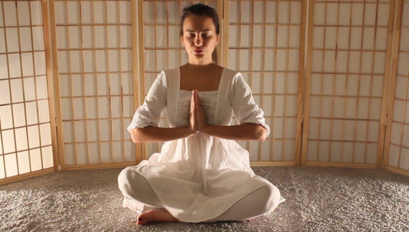 Девушка исполняет лечебную мантру