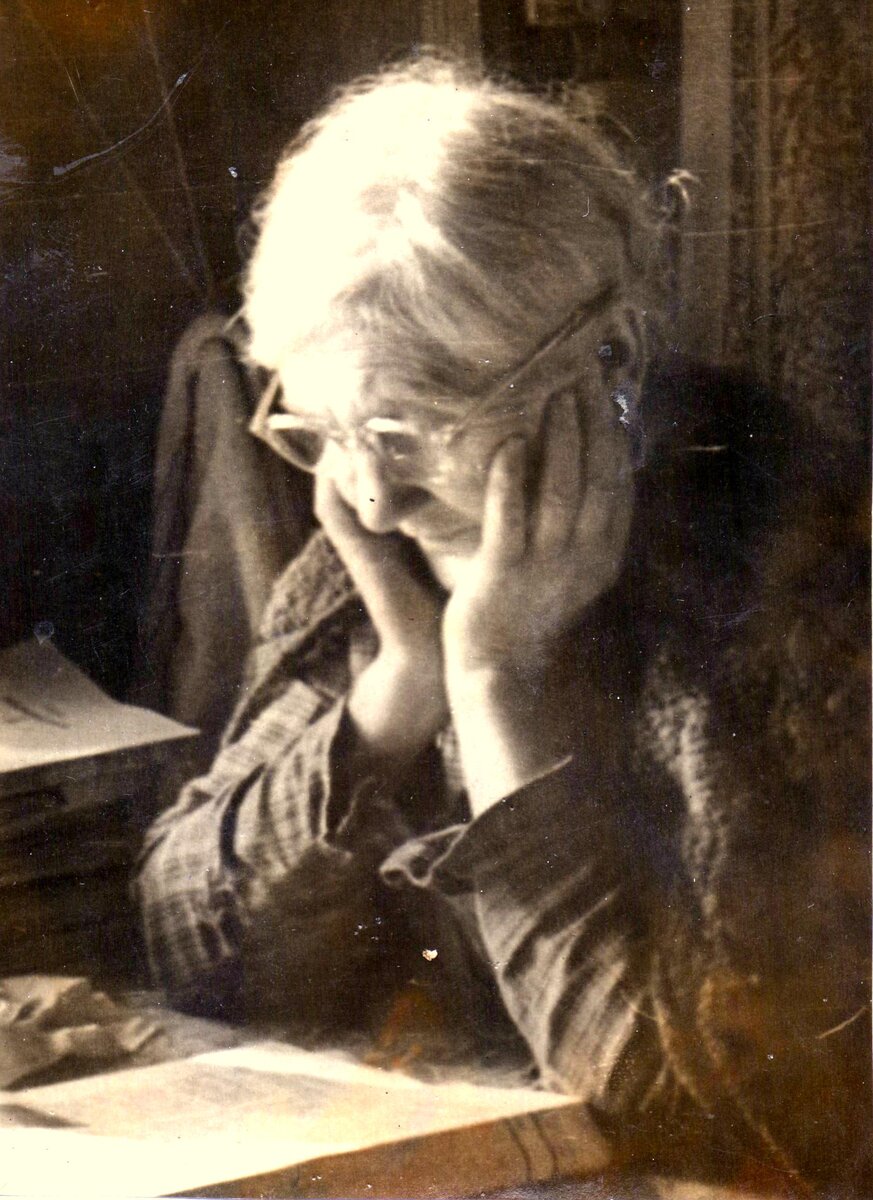 Екатерина Яковлевна Удинцева - моя любимая бабушка за  своим любимым занятием - чтением, какой сохранилась она в моей памяти