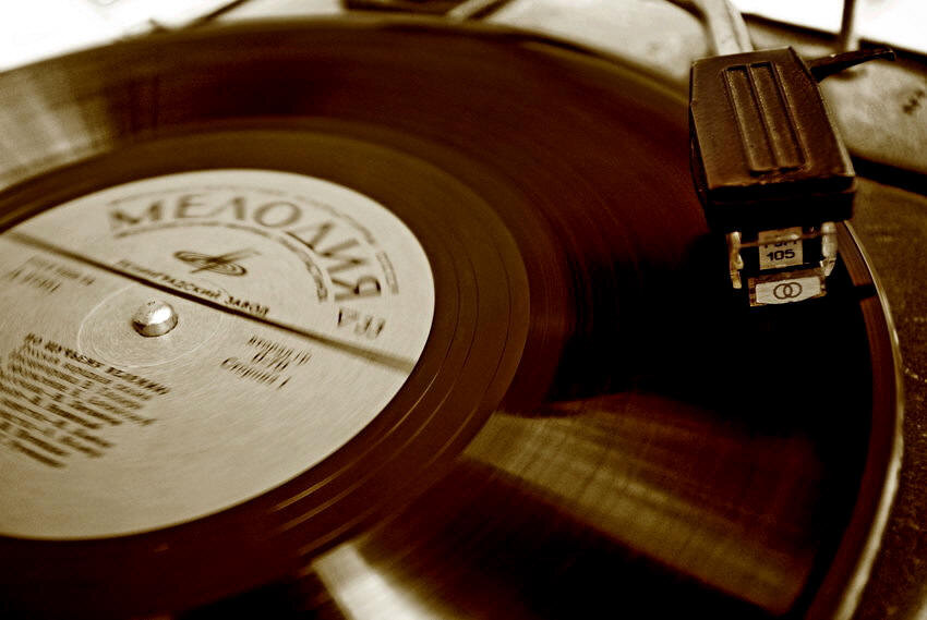  Список песен:
1)На дальней станции сойду - ВИА Пламя
2)Малиновки заслышав голосок - ВИА «Верасы»
3)Снится мне деревня - Сергей Беликов
4)Лягу-прилягу - Сябры & Анатоль Ярмоленко
5)Алеся - Сябры
6)Белоруссия - Песняры
7)Купалинка - Песняры
8)Песня о родном крае - Валентина Толкунова, Эстрадно-симфонический оркестр Гостелерадио СССР под управлением дирижёра Александра Петухова
9)Поговори со мною, мама - Валентина Толкунова
10)Я не могу иначе - Валентина Толкунова
11)Прекрасное далёко - из мини-сериала «Гостья из будущего»
Большой детский хор Всесоюзного радио и Центрального телевидения
12)Эхо любви - Анна Герман
13)Когда цвели сады - Анна Герман
14)Белая Черемуха - Марина Журавлёва
15)Крылатые качели из фильма «Приключения Электроника» - Евгений Крылатов
16)И вновь продолжается бой - Иосиф Кобзон, Эстрадно-симфонический оркестр Центрального телевидения