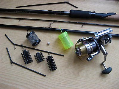 Благодаря своей универсальности и добычливости, фидерная снасть с каждым годом увеличивает число своих поклонников. При всём многообразии представленных на сегодняшний день рыболовных товаров, начинающему рыболову бывает достаточно сложно определиться с правильным выбором снастей для данной ловли.

ВЫБОР ОПТИМАЛЬНОГО УДИЛИЩА

Для рыболовов, которые только начинают осваивать этот увлекательный способ ловли, можно порекомендовать удилища, изготовленные из стекловолокна. К основным недостаткам этого материала можно отнести его большой вес, что при фидерной ловле не является очень критичным, поскольку основную часть рыбалки, удилища находятся на подставках. К ещё одному минусу стекловолоконных удилищ, можно отнести их излишнюю мягкость, что отрицательно сказывается на точности заброса. Цена на данный класс удилищ существенно ниже, чем на удочки, изготовленные из графита. При этом, стекловолокно, является достаточно прочным материалом, это позволяет избежать лишних хлопот при хранении и транспортировке снастей.

Удочки из комбинированных материалов—представляют собой наиболее продвинутый класс фидерных удилищ, которыми на сегодняшний день, пользуется подавляющая часть рыболовов. Их можно справедливо считать определённым компромиссом цены и качества.

Удилищами, изготовленными из графита, в основном пользуются рыболовы-спортсмены или продвинутые любители, которые очень серьёзно относятся к своему увлечению. Данные удочки имеют малый вес и прогрессивный строй, что позволяет совершать максимально точные забросы и лучше контролировать рыбу в процессе вываживания. Необходимо помнить о том, что высокомодульный графит, это довольно хрупкий материал, что требует особенно бережного отношения, к произведённым из него удилищам.

В любом рыболовном магазине вам помогут с выбором фидерного удилища исходя из мест в которых собираетесь ловить, а также той рыбы, на которую собираетесь охотиться. В случае если ваш выбор это рыболовный интернет магазин, то воспользуйтесь услугами онлайн-консультантов, которые также помогут вам подобрать достойное удилище исходя из финансовых возможностей и предпочтений в фидерной ловле.