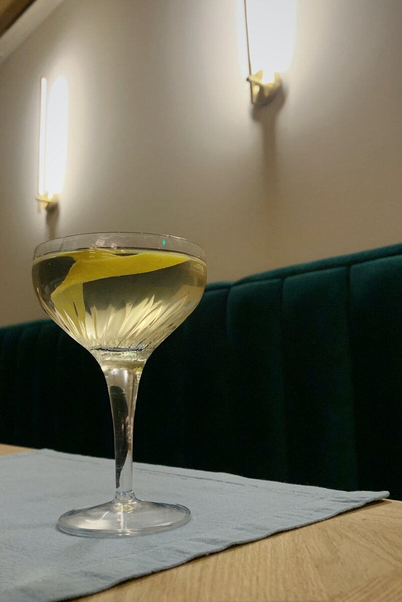 Белое вино Savignon Blanc, белый сухой вермут, яблочный кордиал, игристое
