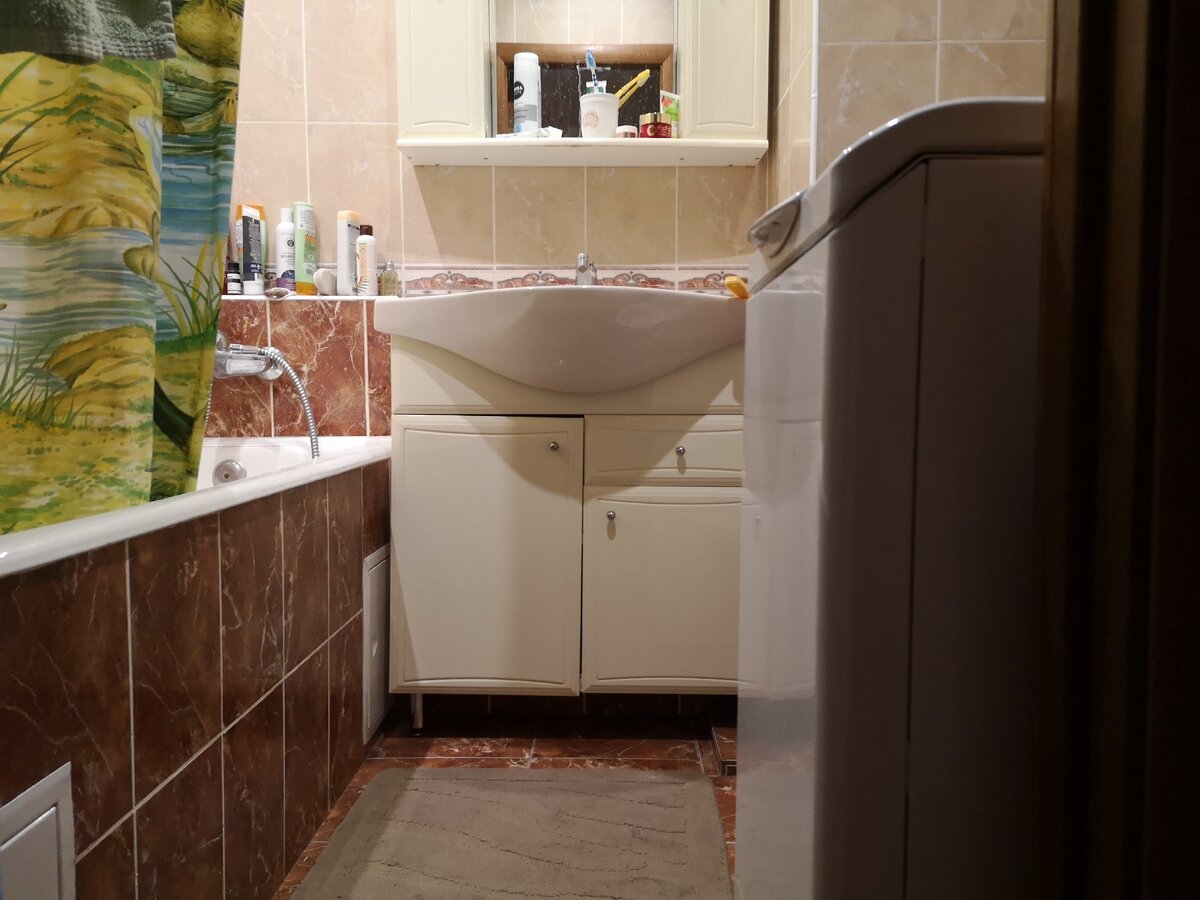 Видно, что машинка выдвинулась за пределы дверного проема