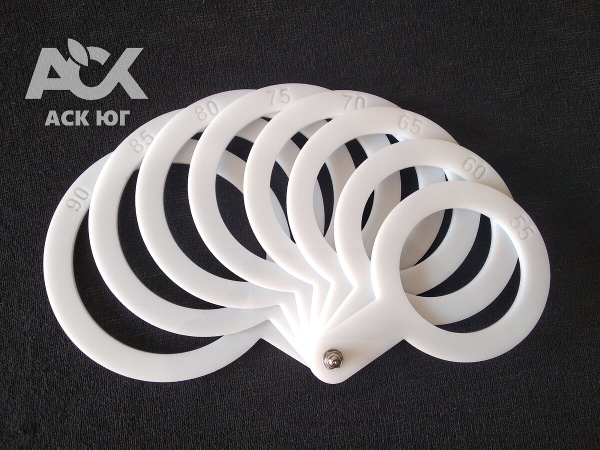 Веерный карманный ручной калибратор может быть с калибровочными отверстиями диаметром от 15 до 32 мм с шагом в 1 мм, и более крупные - диаметром от 25 мм до 120 мм с шагом 5 мм. Калибратор удобно держать в руке, имеет большее количество мерных отверстий, что позволяет калибровать широкий спектр диаметров овощей, фруктов или ягод.
Одна из самых популярных наших моделей – калибратор от 55 до 90 мм – Его чаще всего берут для калибровки яблок и груш. Эту модель можно приобрести как из пластика, так и из нержавеющей стали.
Еще одна популярная модель - универсальный веерный калибратор. Эта модель с самым большим количеством калибровочных колец в нашем ассортименте. Подходит для хозяйств, выращивающих сорта с большим разбросом по размерам. Калибровочные кольца от 30 до 90 мм с шагом 5 мм. Изготовлен калибратор из нержавеющей стали.