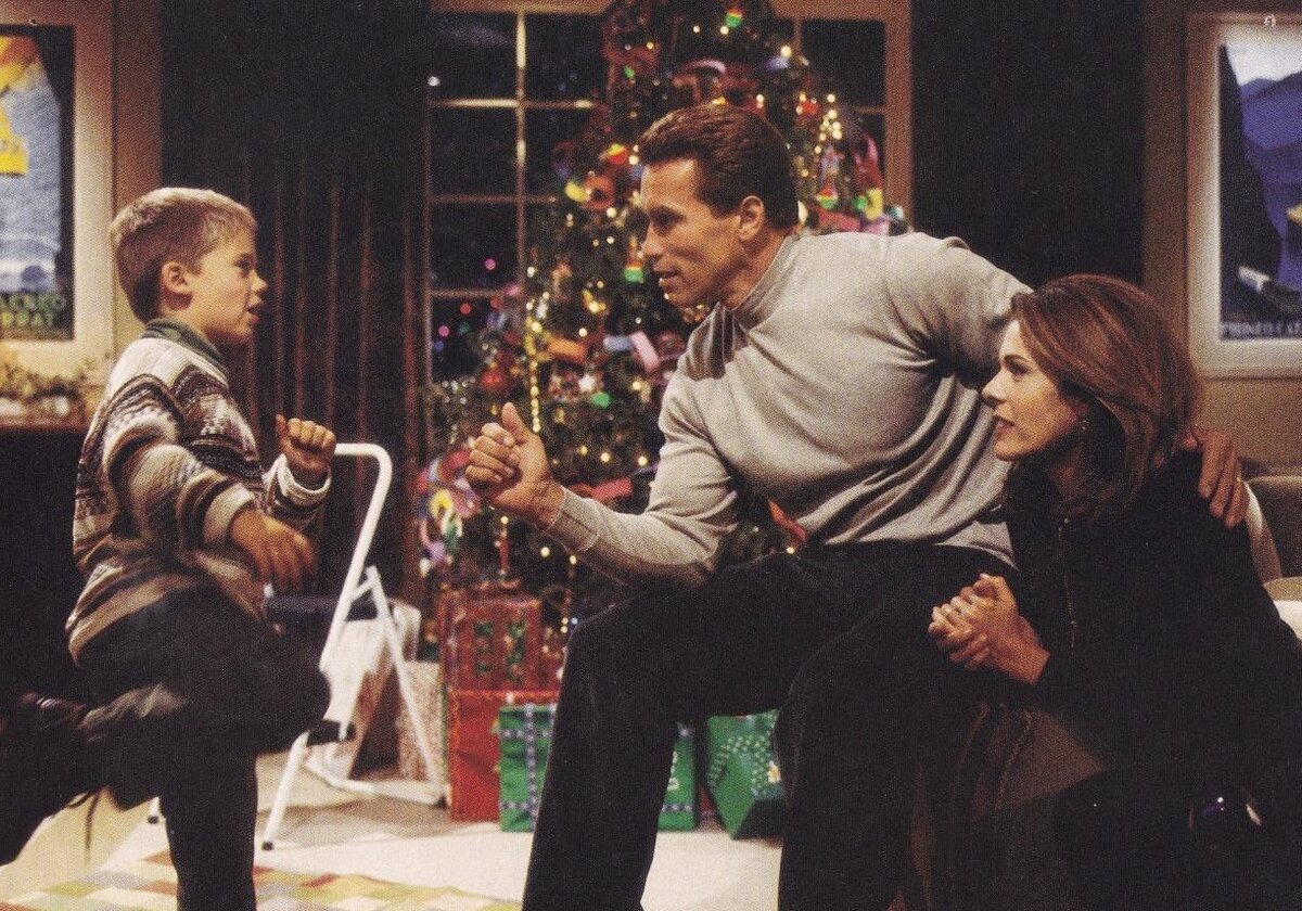 Легкая рождественская комедия с Арнольдом Шварцнеггером  в главой роли рассказывает о продавце матрасов Говарде Лэнгстоне, который в последнее время уделяет сыну слишком мало времени...