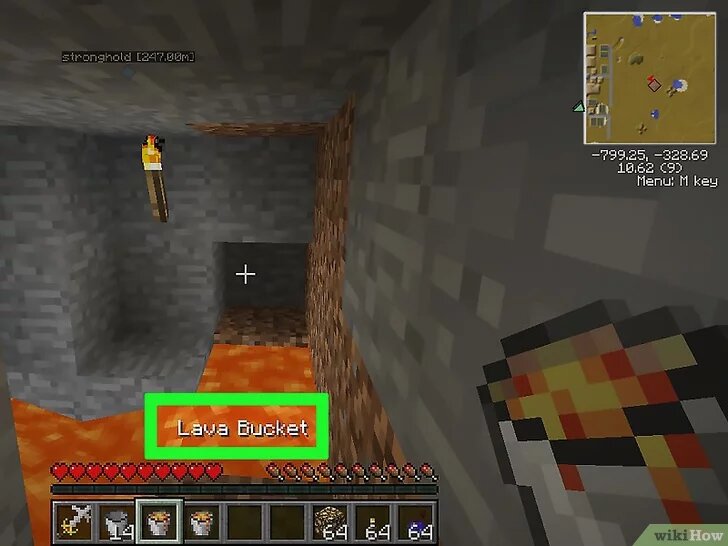 2 Наберите лаву в ведро. Создайте ведро из трех железных слитков. Набрать в ведро можно только источник лавы, а не текущую лаву.Добавьте железные слитки в слоты верстака так, чтобы они образовали букву «V».
