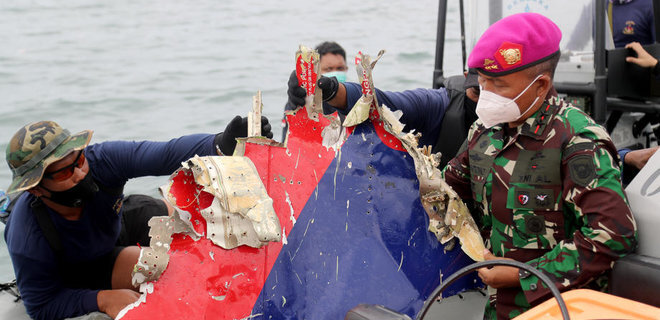 Обломки на предполагаемом месте крушения самолета в Индонезии (Фото - EPA - Bagus Indahono) (3)
