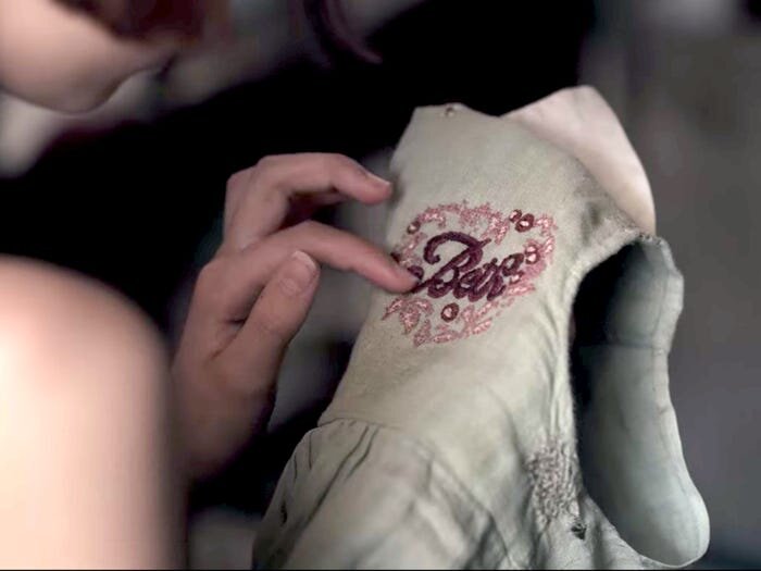 Бет Хармон приходит в детский дом в бледно-зеленом платье, с вышитым ее мамой именем. Источник: Netflix