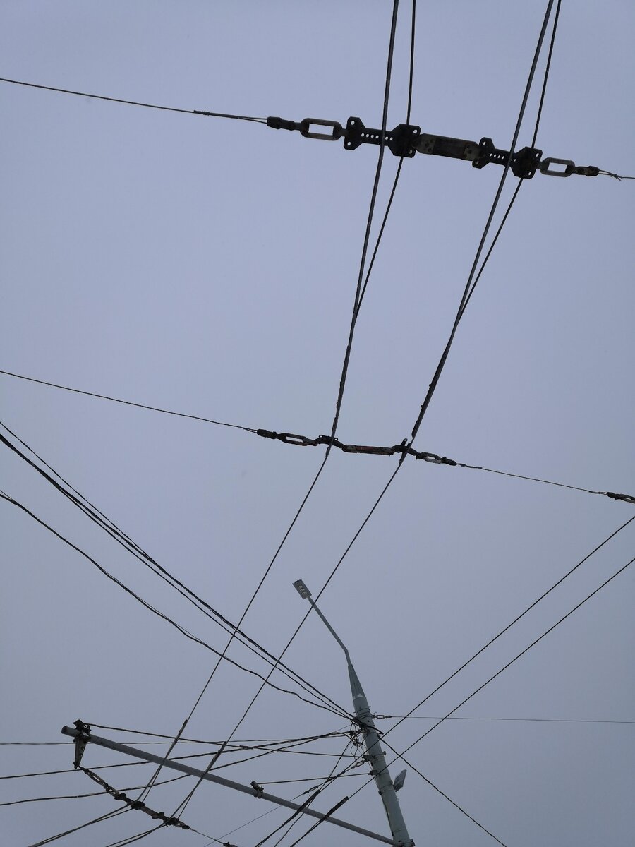 Контактная сеть вблизи троллейбусного парка