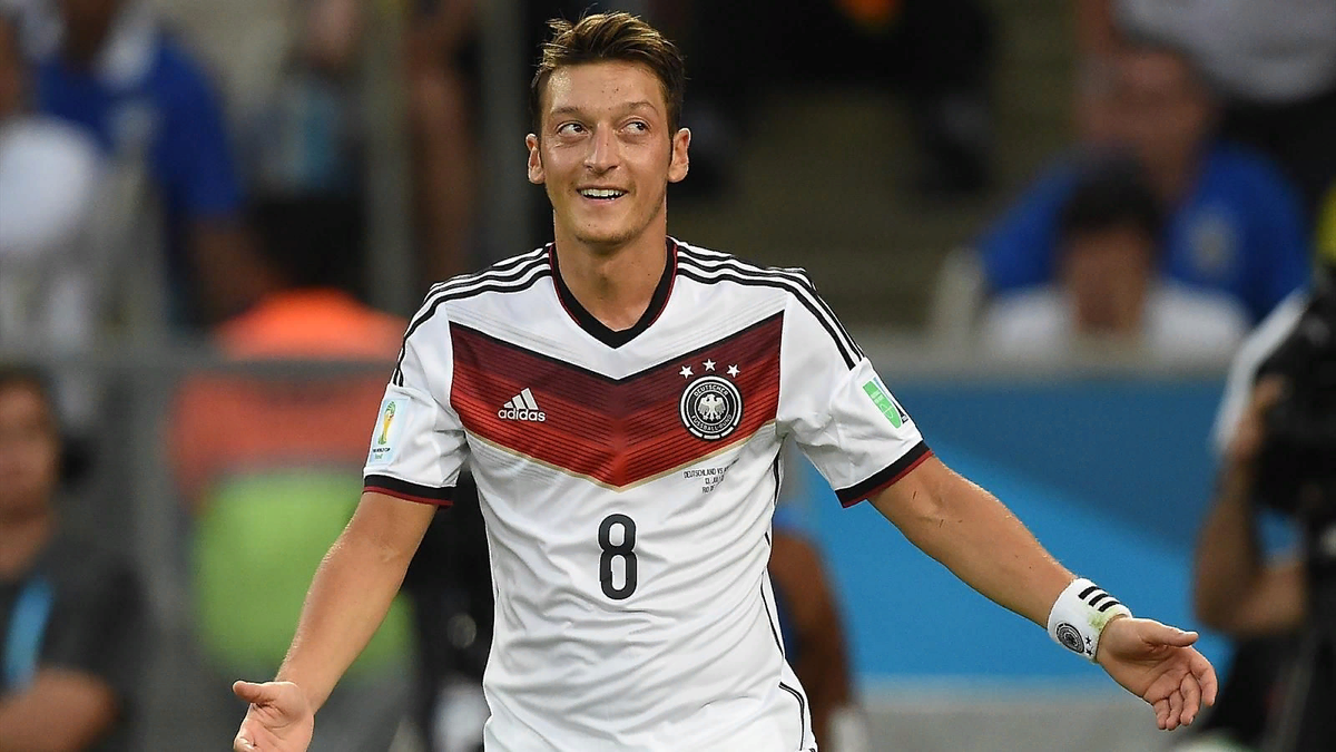 Месут в форме сборной Германии, что сейчас кажется не реальным...