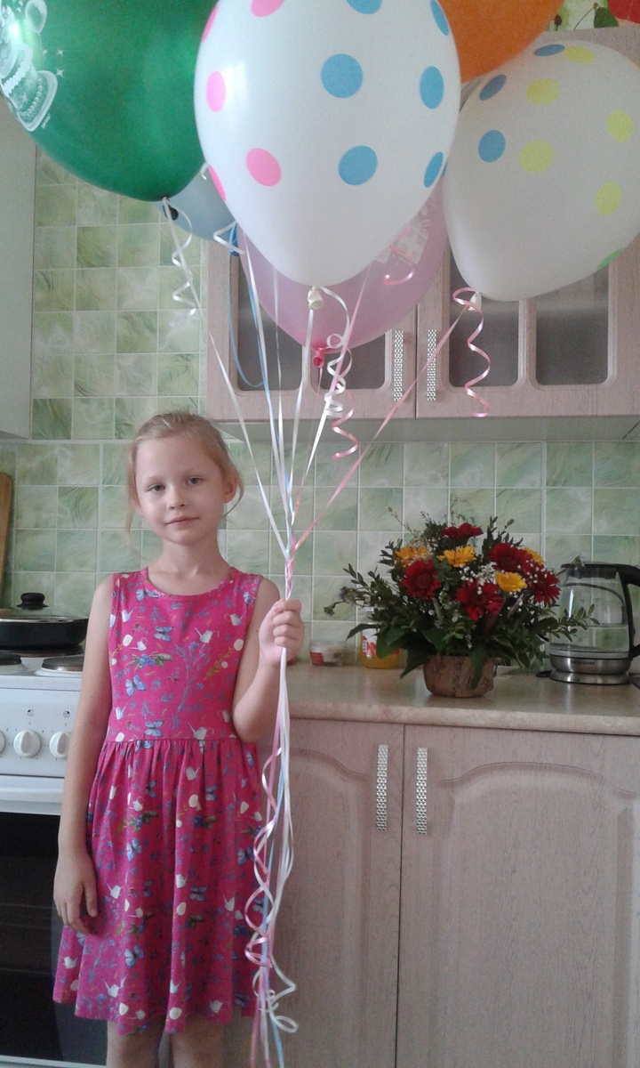 Мой  день  рождения.  Мне   исполняется  8  лет.  (Фото  из  личного  архива)