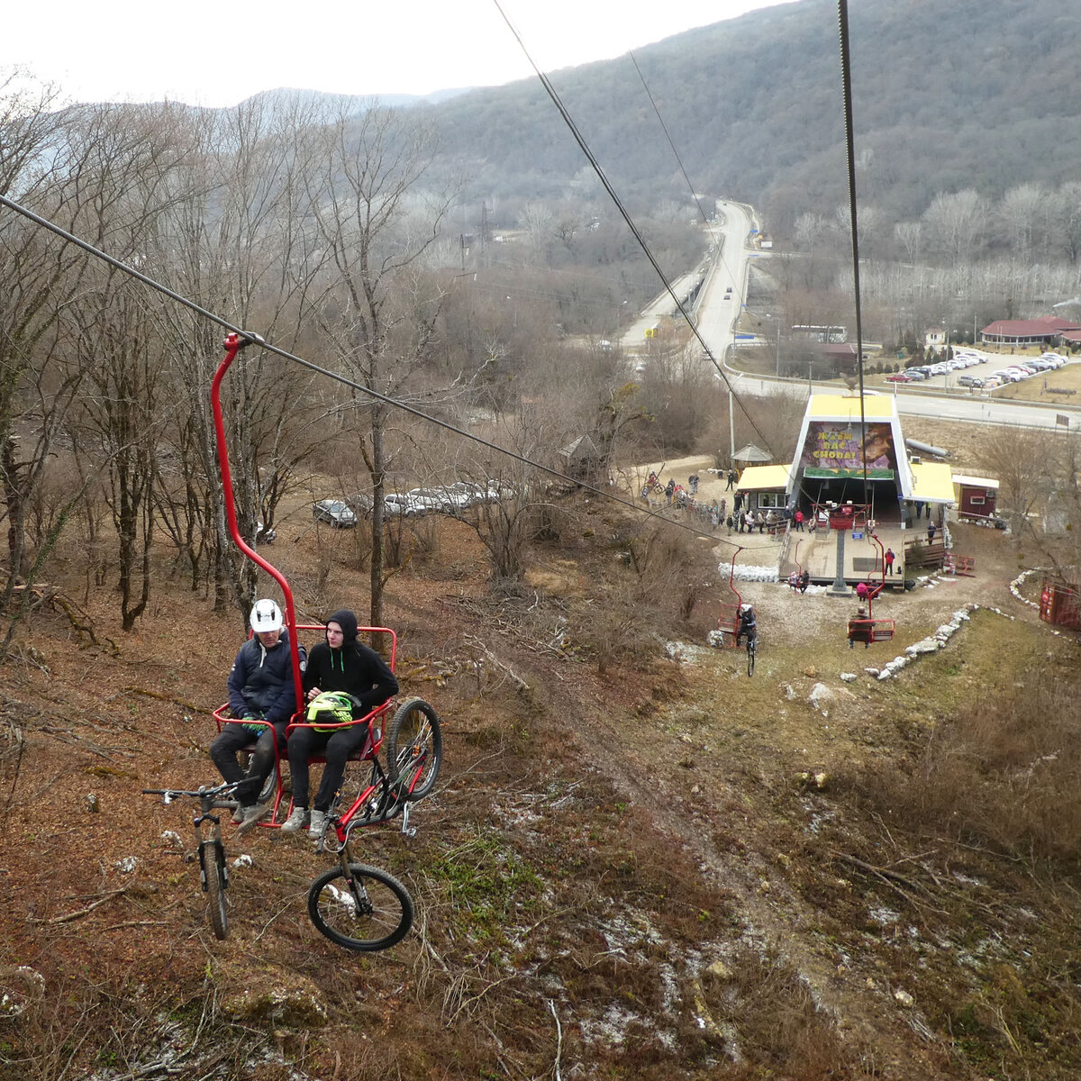 Кажется, что это наследие советских времён, но это иллюзия - «Савранская канатная дорога» была открыта 13 декабря 2014 года.