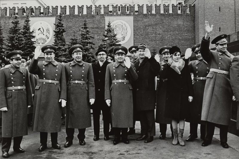 Космонавты у Кремлевской стены
Дмитрий Бальтерманц, 1969 - 1970 год, г. Москва, Красная пл., МАММ/МДФ.