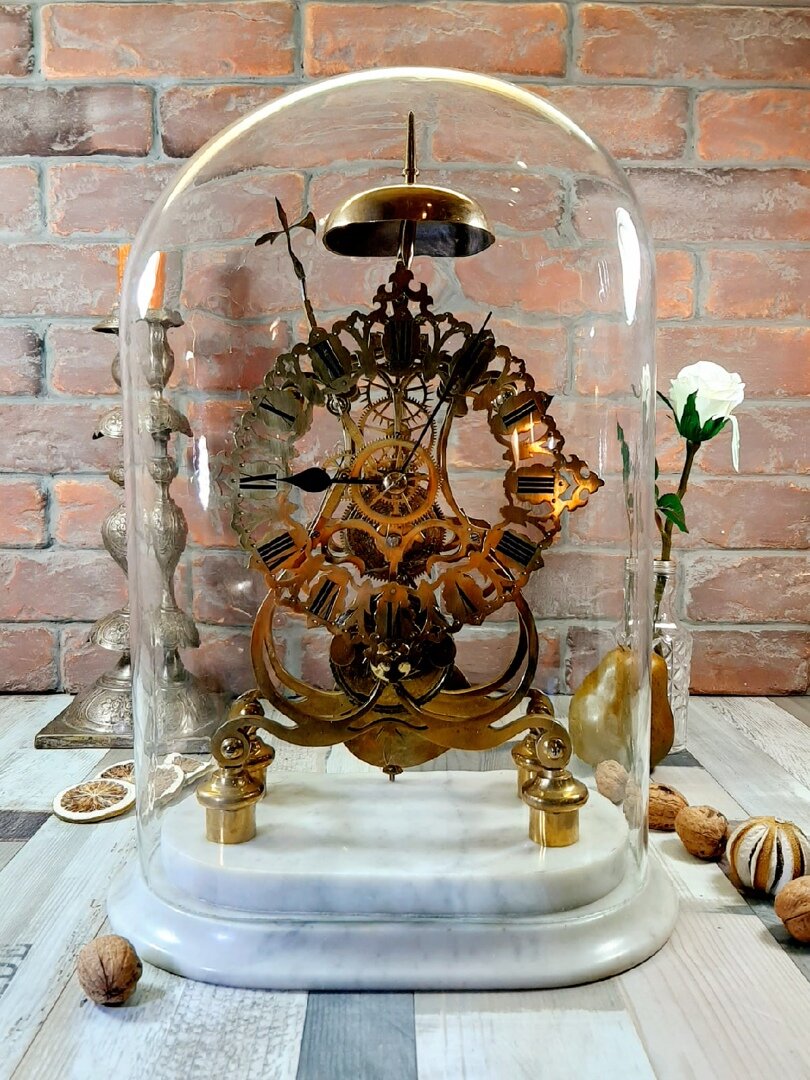 Антикварные настольные часы с боем, на мраморном основании в стеклянной колбе с открытым фузейным механизмом. Вторая половина 19 века. Англия. Фото с сайта cozythings.ru