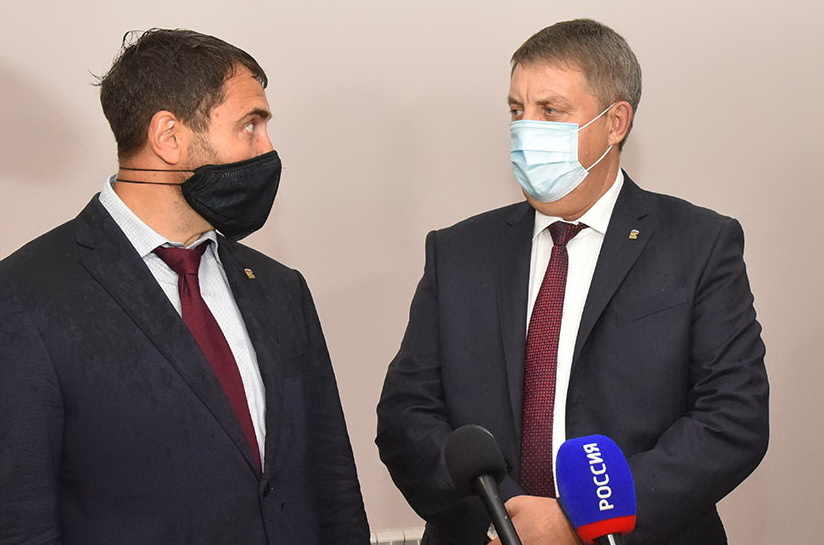 Глава администрации Навлинского района Александр Прудник (крайний слева), в прошлом сам сотрудник полиции, как воды в рот набрал в связи с задержанием и арестом своего заместителя Шакина