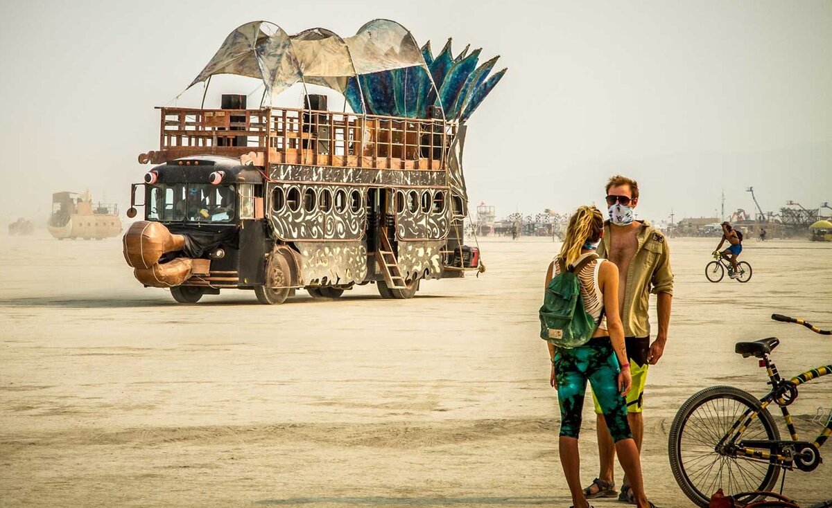 Шоу в пустыне Невада Burning man. Фестиваль в пустыне Burning man. Burning man в США. Фестиваль Бернинг Мэн в Америке.